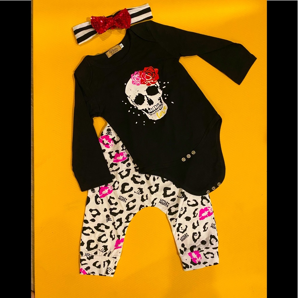 Pink 3 pc skull set.